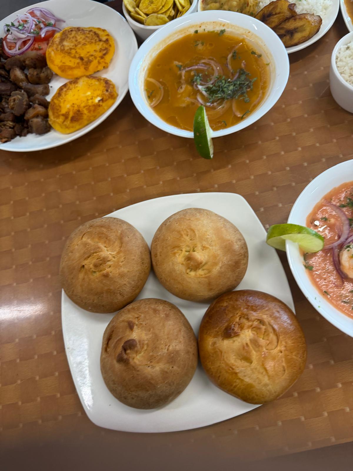 Mesa con varios platos de Cuchara d Palo