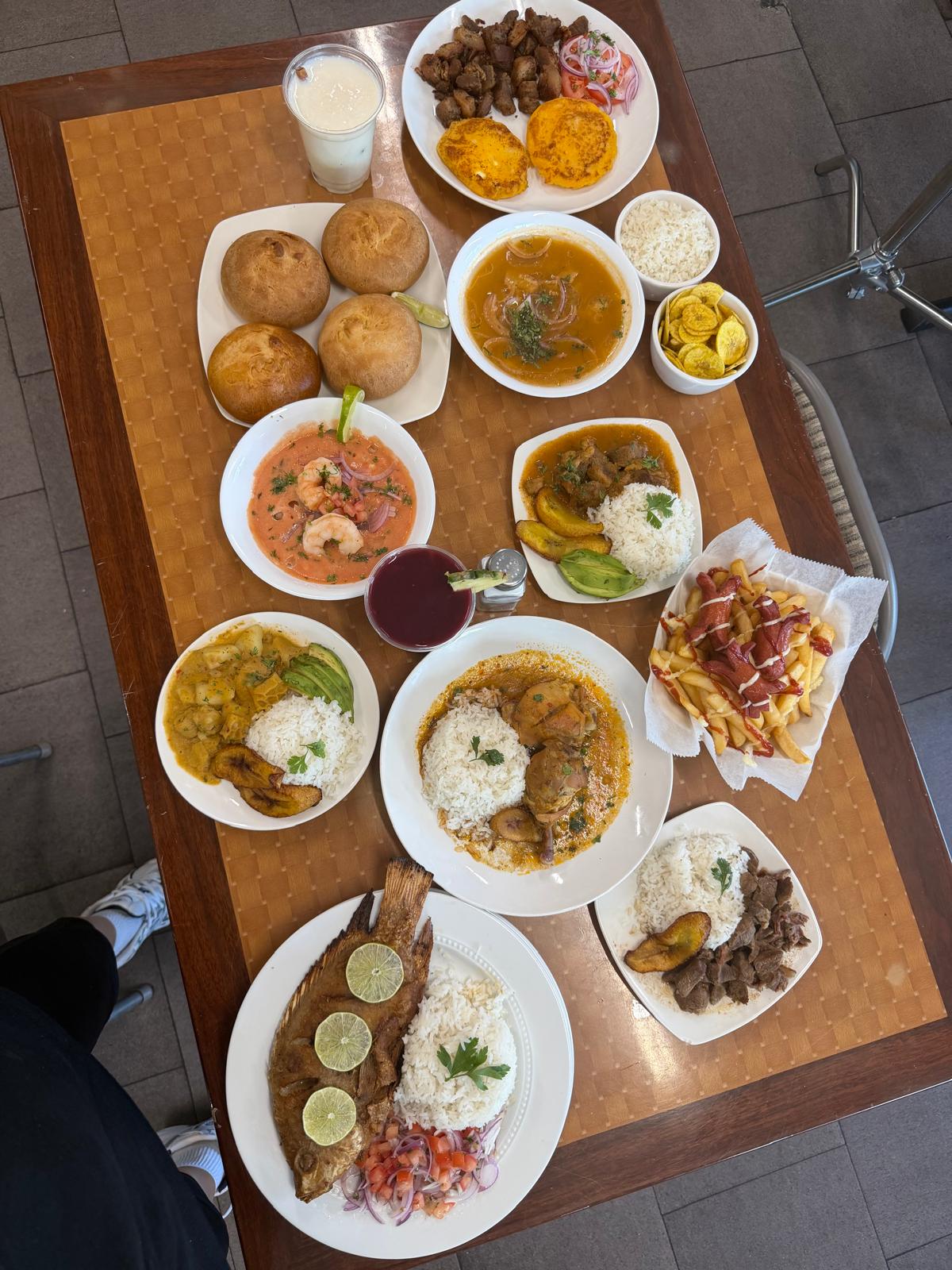 Mesa con varios platos de Cuchara d Palo